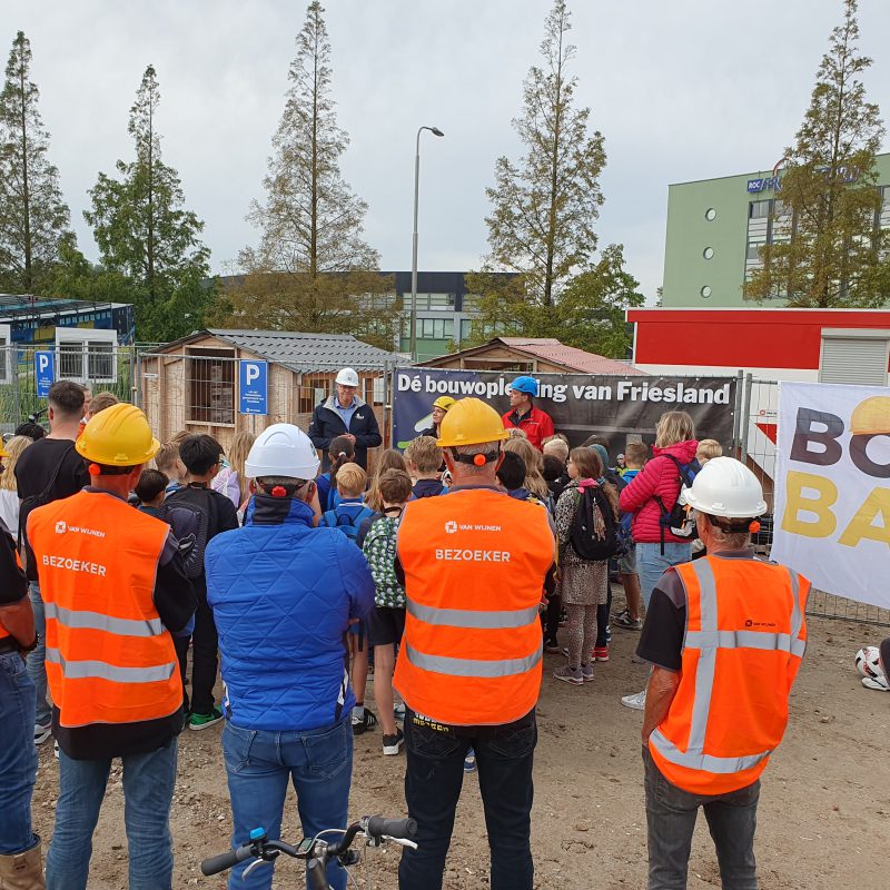 Vacature voor een projectmanager die zoals op de foto activiteiten organiseert voor basisschoolkinderen (groep 7/8).
